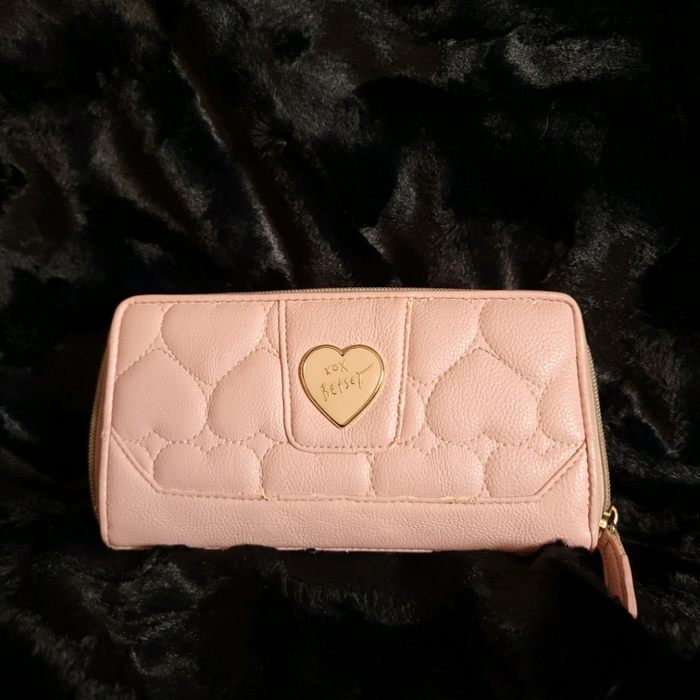 💝BETSY JOHNSON💝 Quilted Heart Wallet
